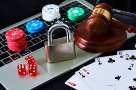 Pengguna membaca informasi hadiah di ponsel